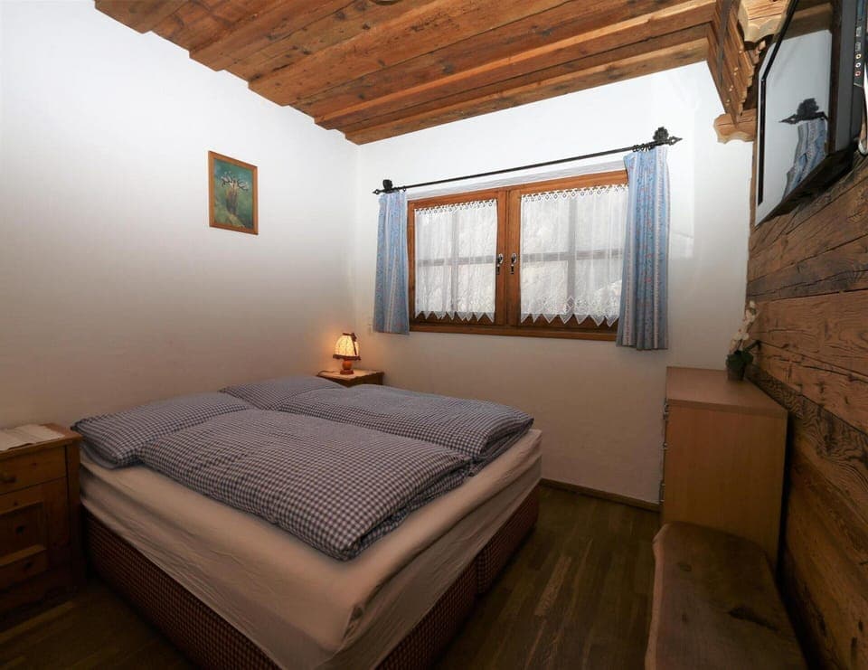 House | 3 bedrooms, individually furnished, bed sheets