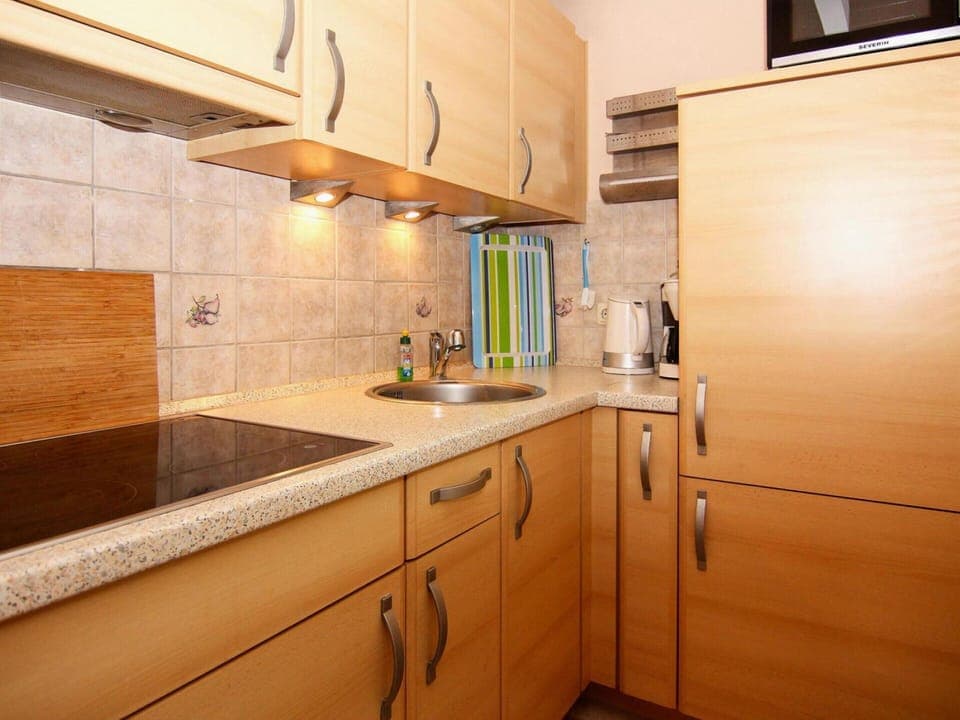 Bungalow | Private kitchen | Electric kettle, toaster