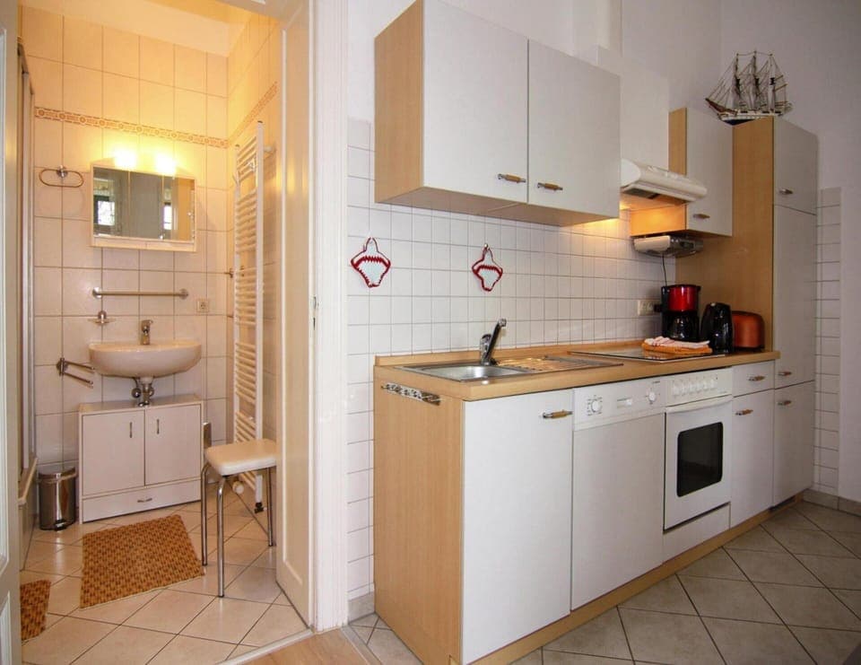 Apartment | Private kitchen | Electric kettle, toaster