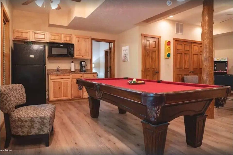 Arcade, kitchenette & 2nd laundry