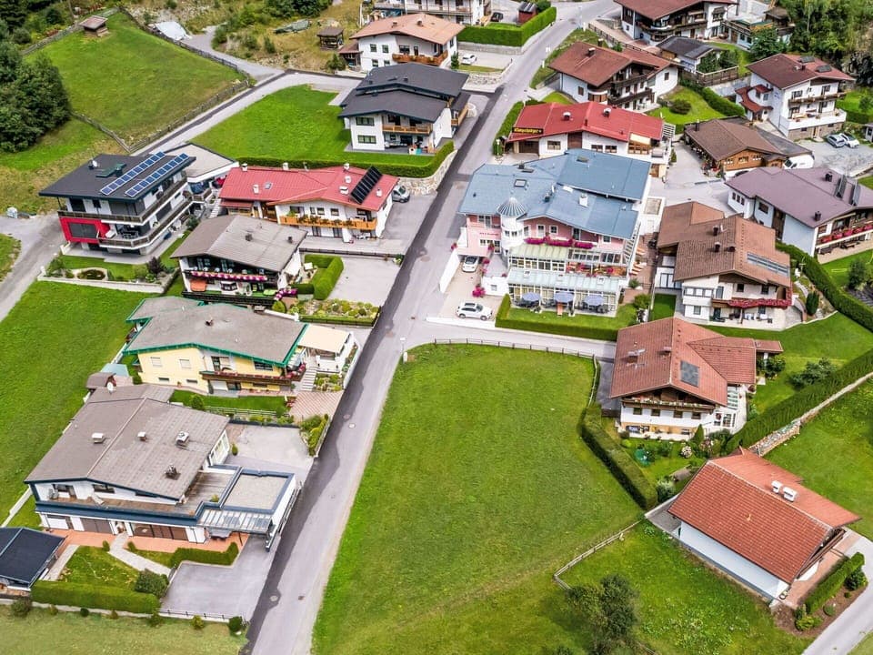 Building, Nature, House, Land Lot, Architecture, Grass, Urban Design, Neighbourhood, Plant, Public Space