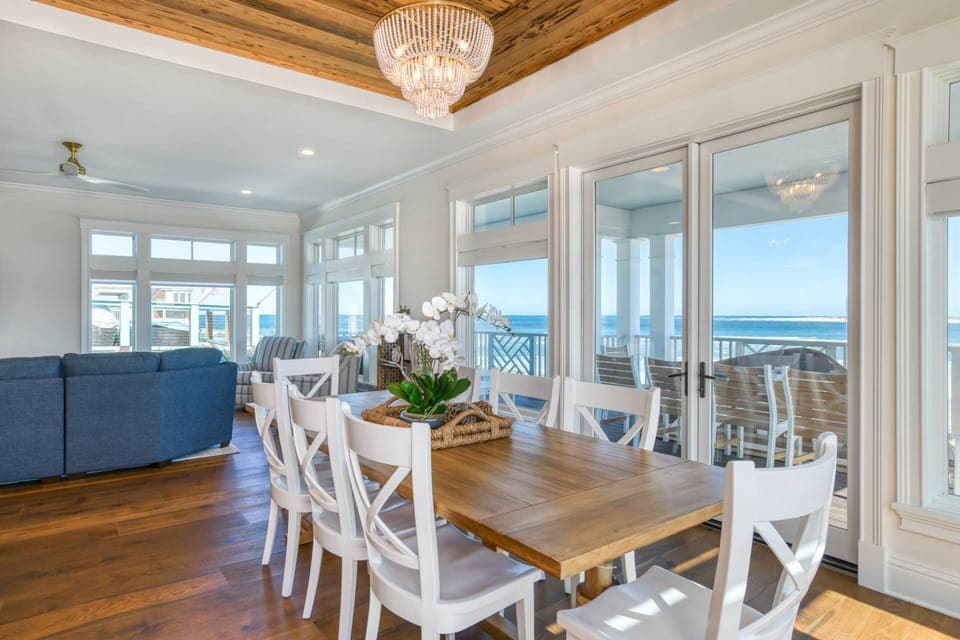 Take in the endless ocean views as you enjoy a meal together!