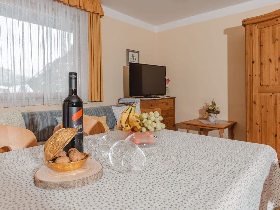 Table, Furniture, Property, Tableware, Bottle, Building, Textile, Comfort, Interior Design, Wood