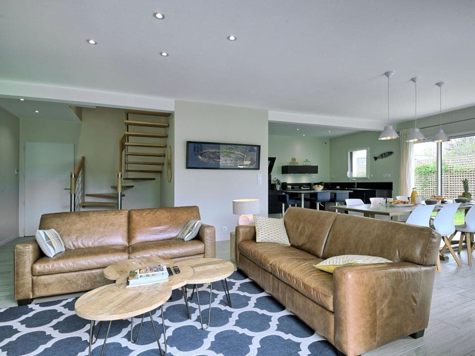 Couch, Furniture, Table, Wood, Interior Design, Comfort, Studio Couch, Living Room, Flooring, Floor