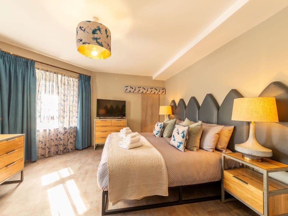 Car, Cloud, Sky, Vehicle, Wheel, Plant, Motor Vehicle, Infrastructure, Arecales