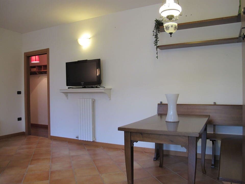 Table, Furniture, Property, Building, Wood, Lighting, Television, Interior Design, Architecture, House