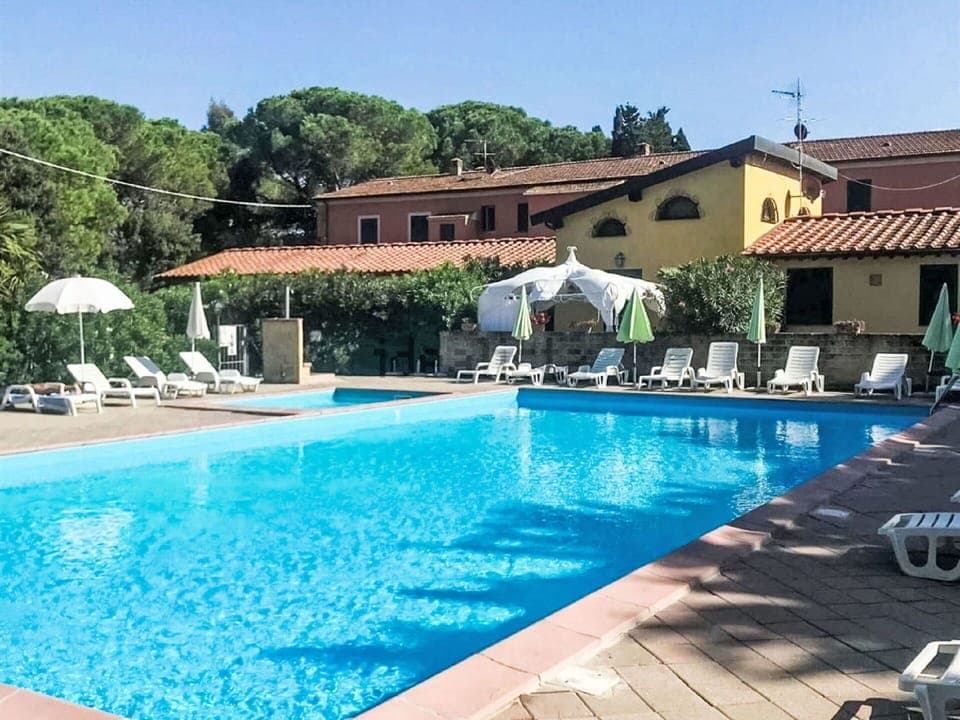 Table, Furniture, Sky, Plant, Property, Building, Tableware, Chair, Outdoor Table, Outdoor Furniture