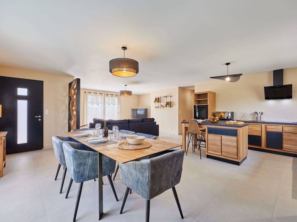 Water, Building, Daytime, Property, Sky, Window, Azure, Architecture, Tree, Urban Design