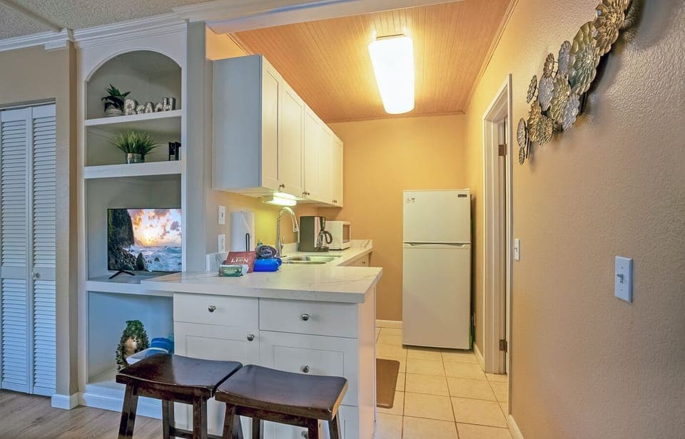 Condo, 1 Queen Bed, Hot Tub, Pool View (120B) | Private kitchen