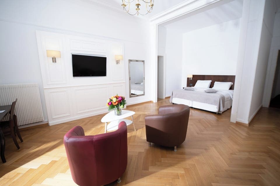 Superior Room with Balcony and Lake View | Minibar, in-room safe, desk, free WiFi