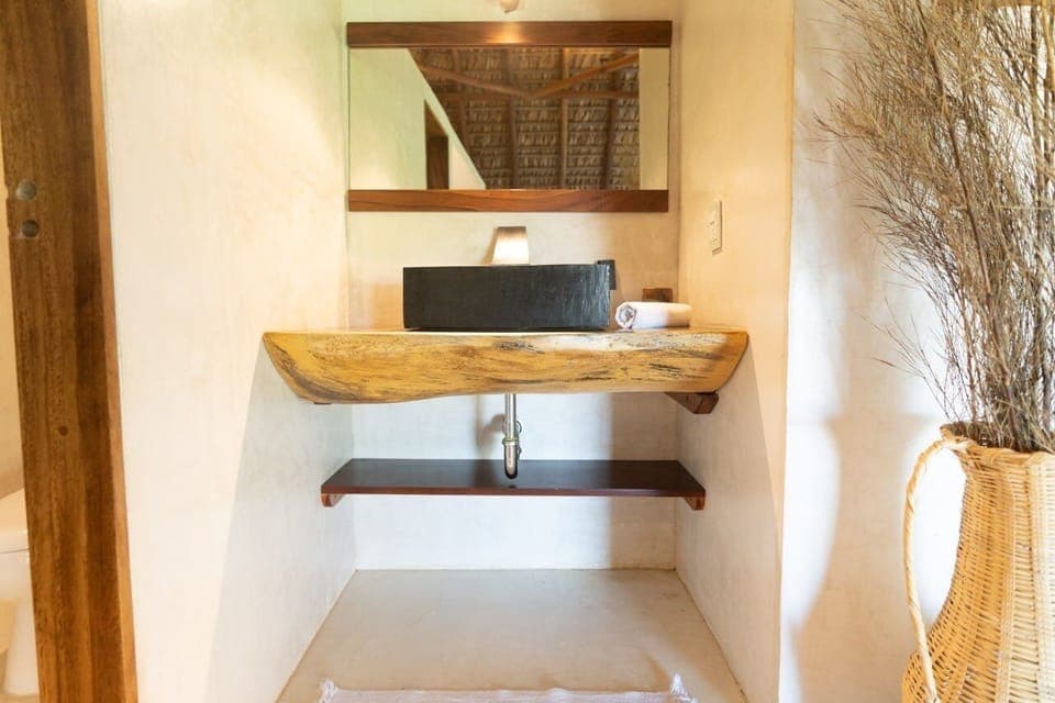 Deluxe Room, Beach View | Bathroom | Hair dryer