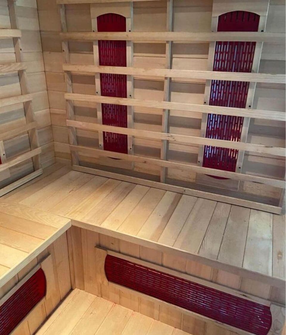 Sauna, hot tub