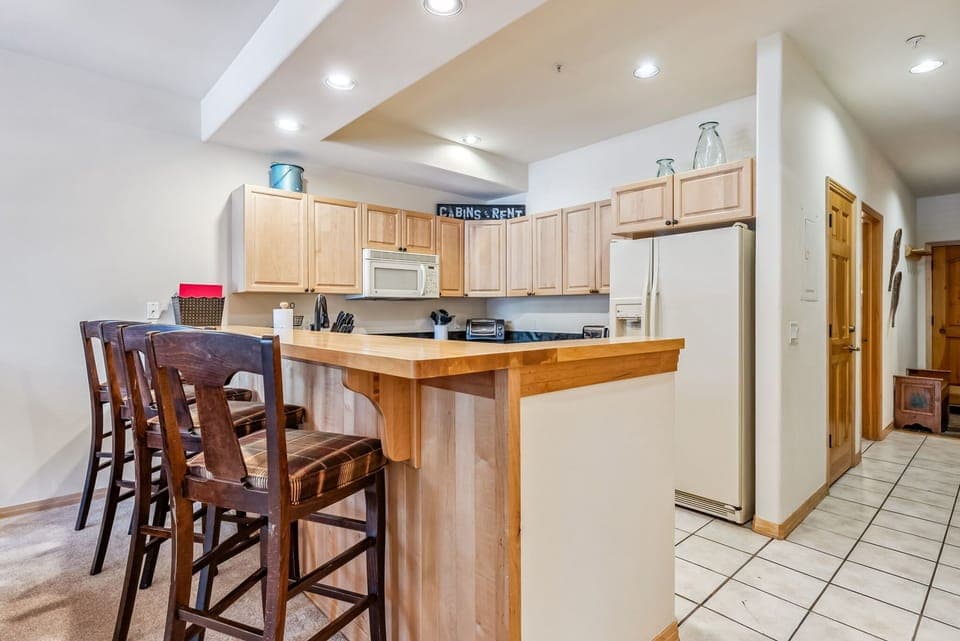 Kitchen: Well-equipped kitchen, drip coffee maker, crockpot, blender, kitchen bar with 4 bar stools