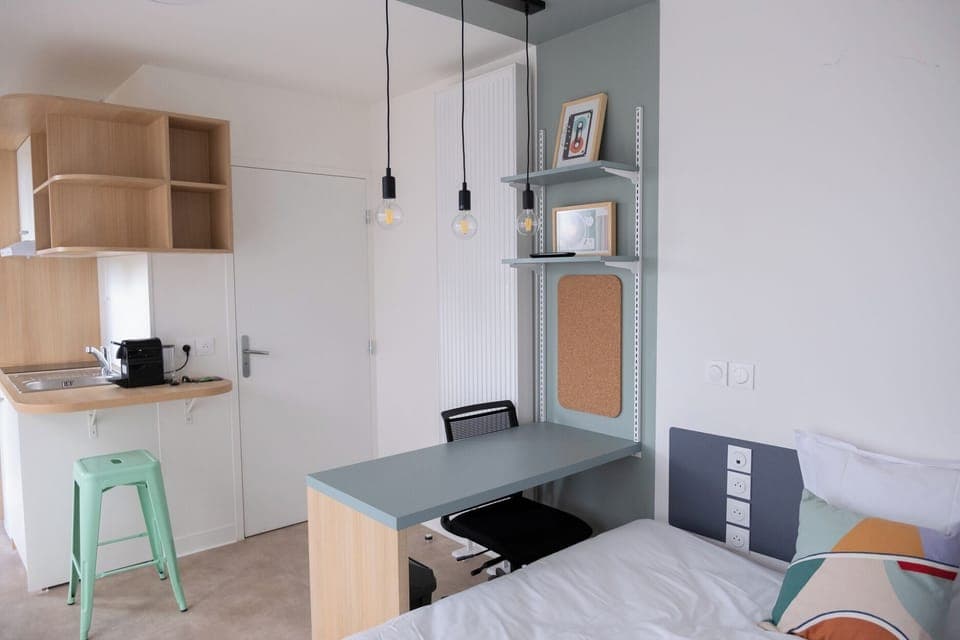 Studio | Private kitchen | Mini-fridge, microwave, stovetop, cookware/dishes/utensils