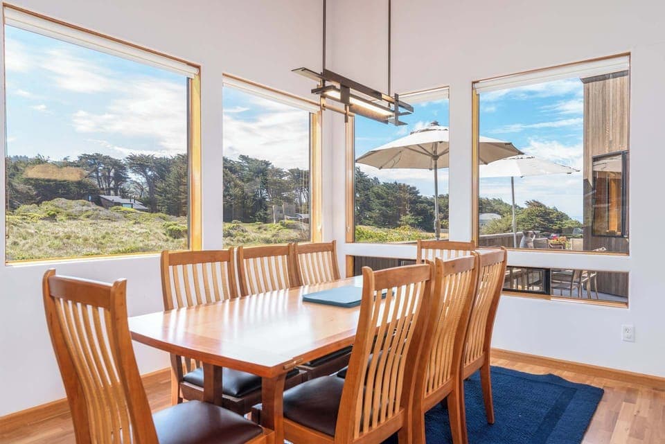 Natural lighting throughout