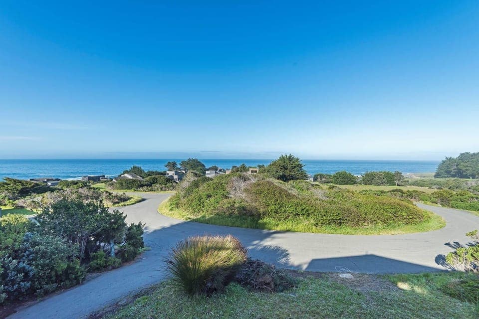 View of neighborhood and ocean