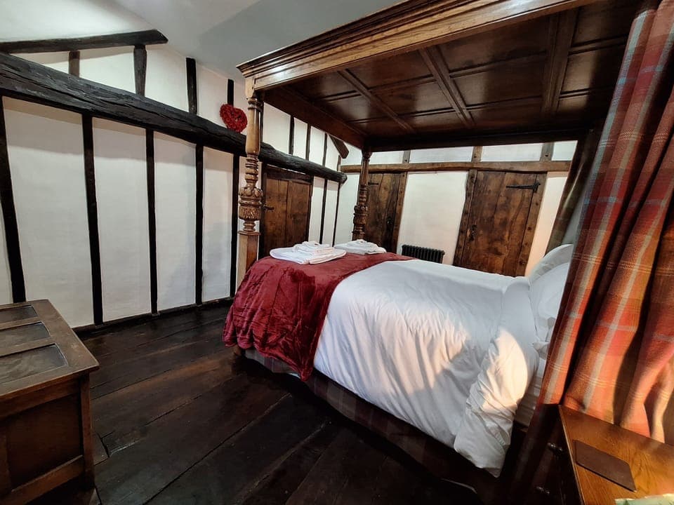 The Tudor Wall in the Master Bedroom with Kingsize 4 Poster Bed.