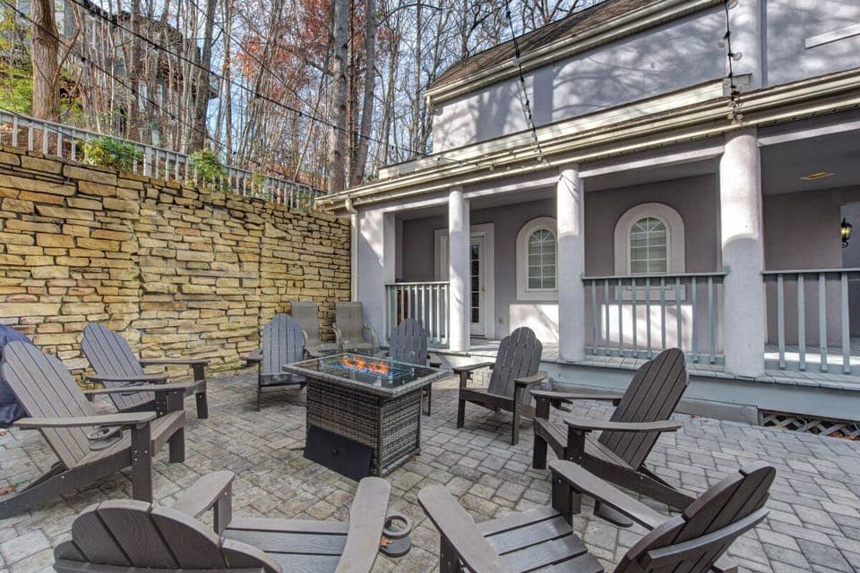 Gatlinburg Mansion's crackling firepit