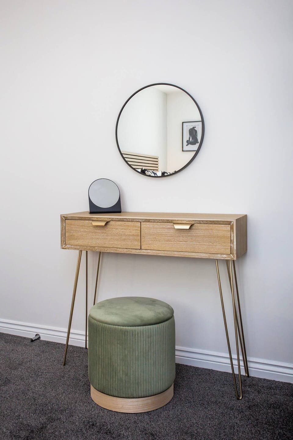 Its organized drawers provide convenient storage for cosmetics, jewelry, and accessories.