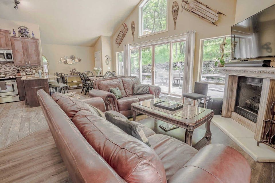 Hot Tub for 6, Parking, Downtown Eureka Springs