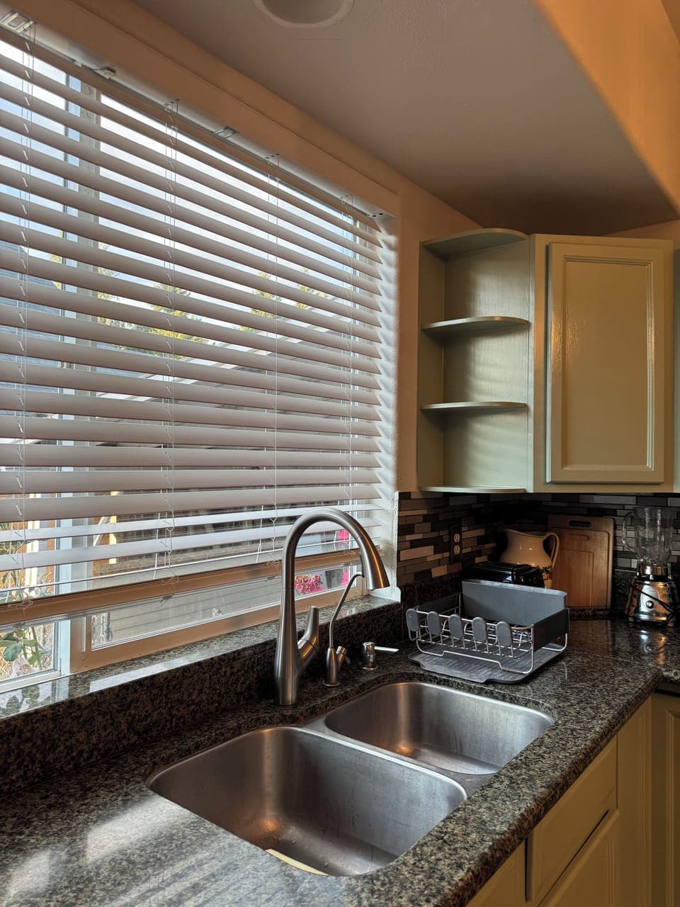 Kitchen sink with filtered water faucet