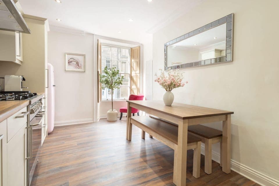 House | 3 bedrooms, desk