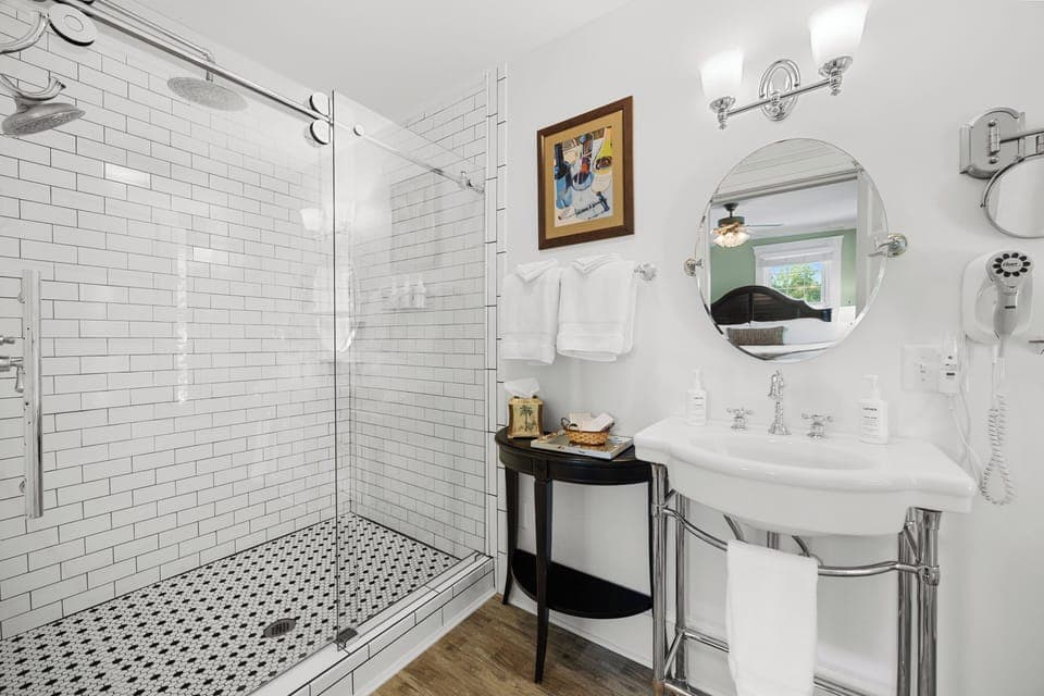 Luxury Room, 1 King Bed, Non Smoking, Private Bathroom (Viognier) | Bathroom | Shower, rainfall showerhead, free toiletries, hair dryer