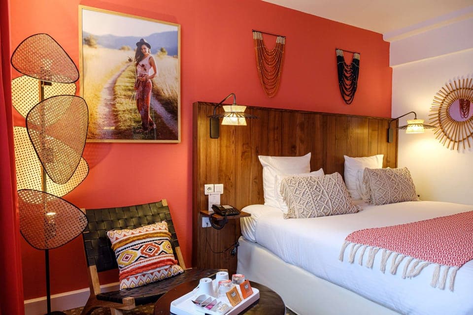 Standard Room, 1 Queen Bed, Non Smoking | In-room safe, desk, blackout drapes, soundproofing