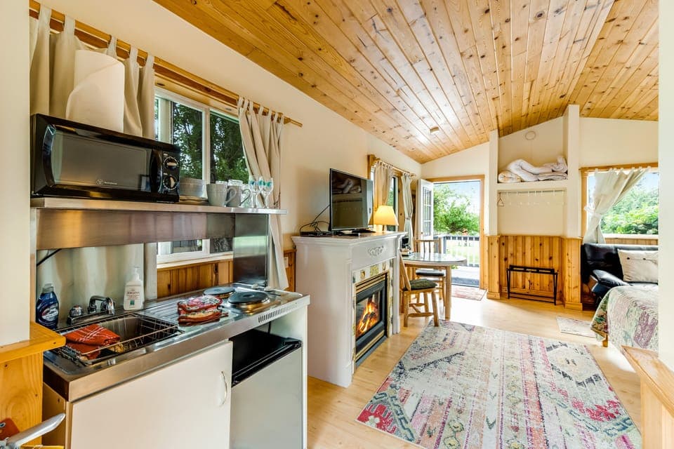 Cabin, 1 Bedroom, Hot Tub, Marina View (Deer Harbor Cottage #1) | Private kitchen | Fridge