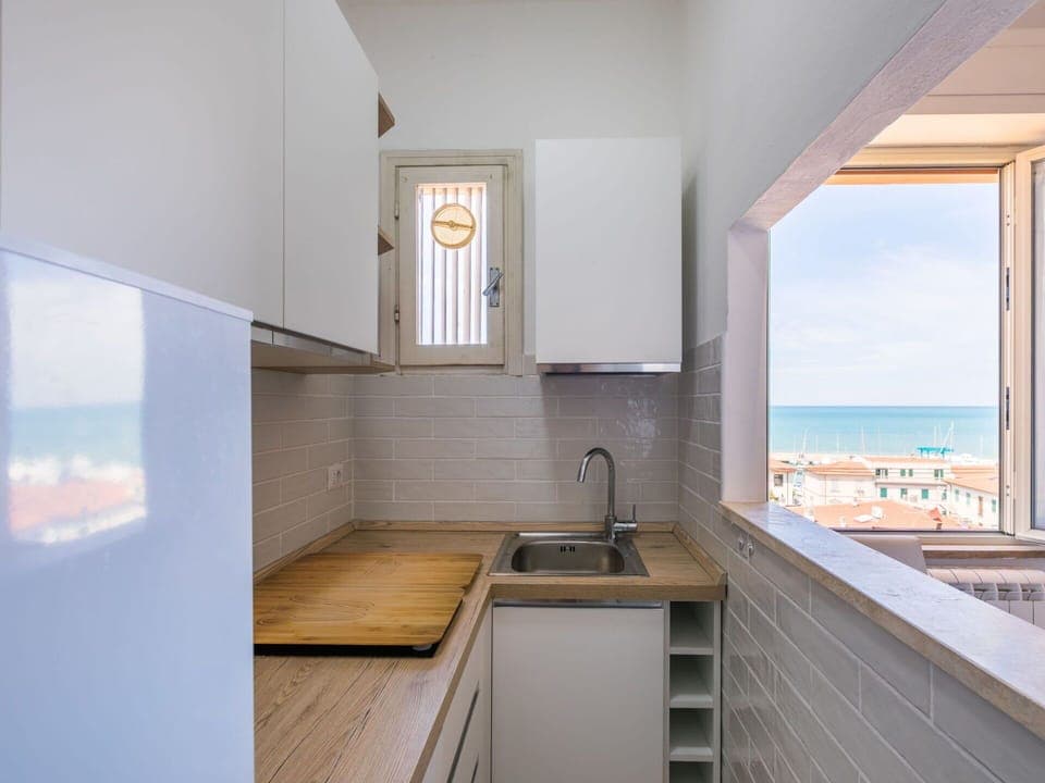 Tap, Countertop, Kitchen Sink, Cabinetry, Sink, Property, Plumbing Fixture, Building, Wood, Kitchen