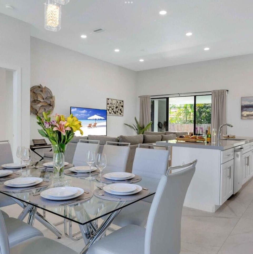 Open dining area w/ seating for 8