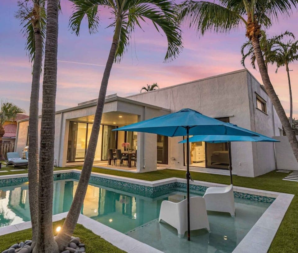 House w/ dining table for 6, pool w/ tanning shelf & 2 loungers. 3 loungers.