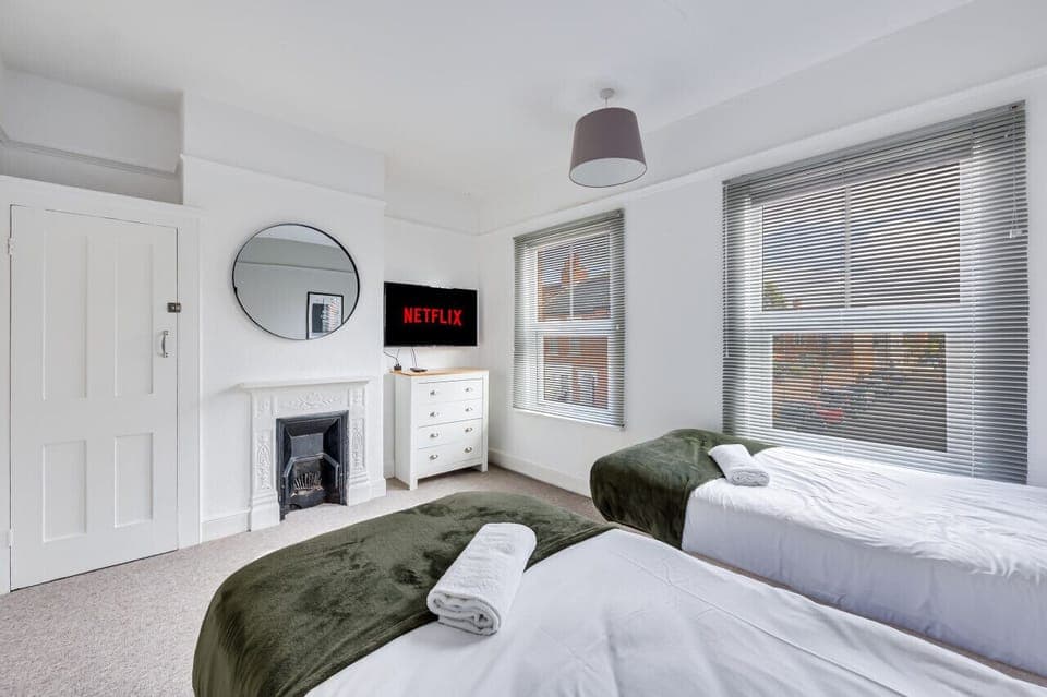 Bedroom 1 has a built in wardrobe, chest of drawers and a 40'' Smart TV with Netflix subscription included.