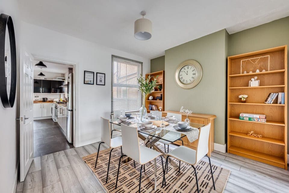 Dining room with seating for up to 6 guests