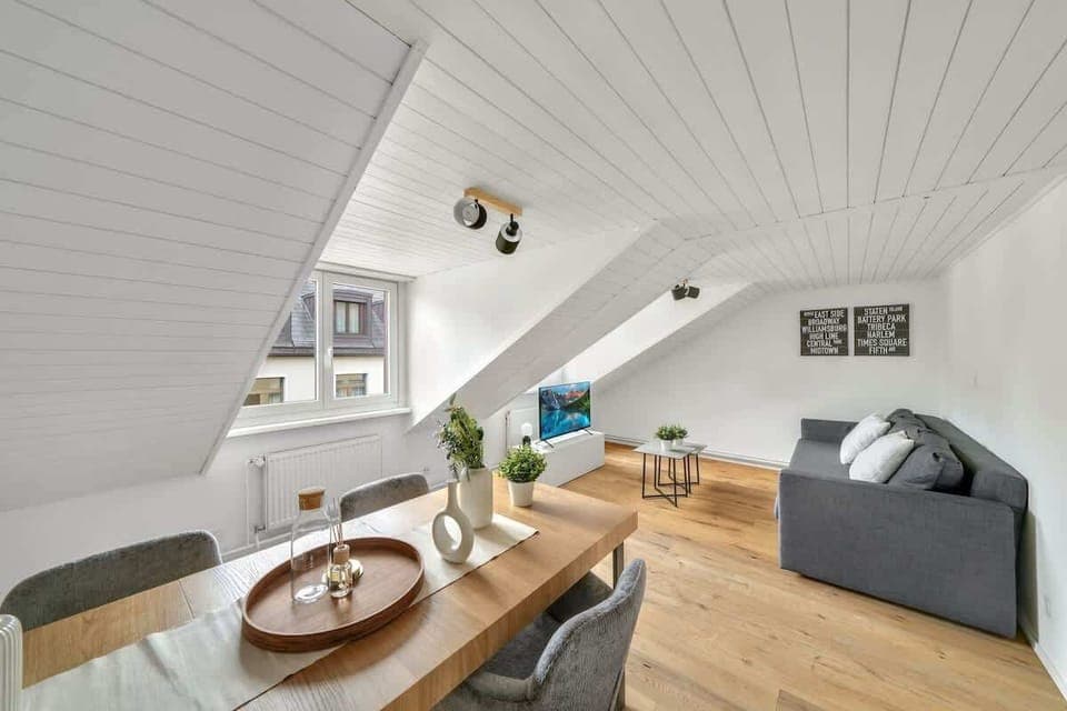 Gemütlicher Wohn- und Essbereich mit grossem Esstisch 