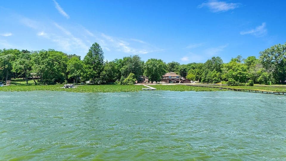 Escape to Cedar Lake! Enjoy direct access for kayaking, fishing or relaxing.