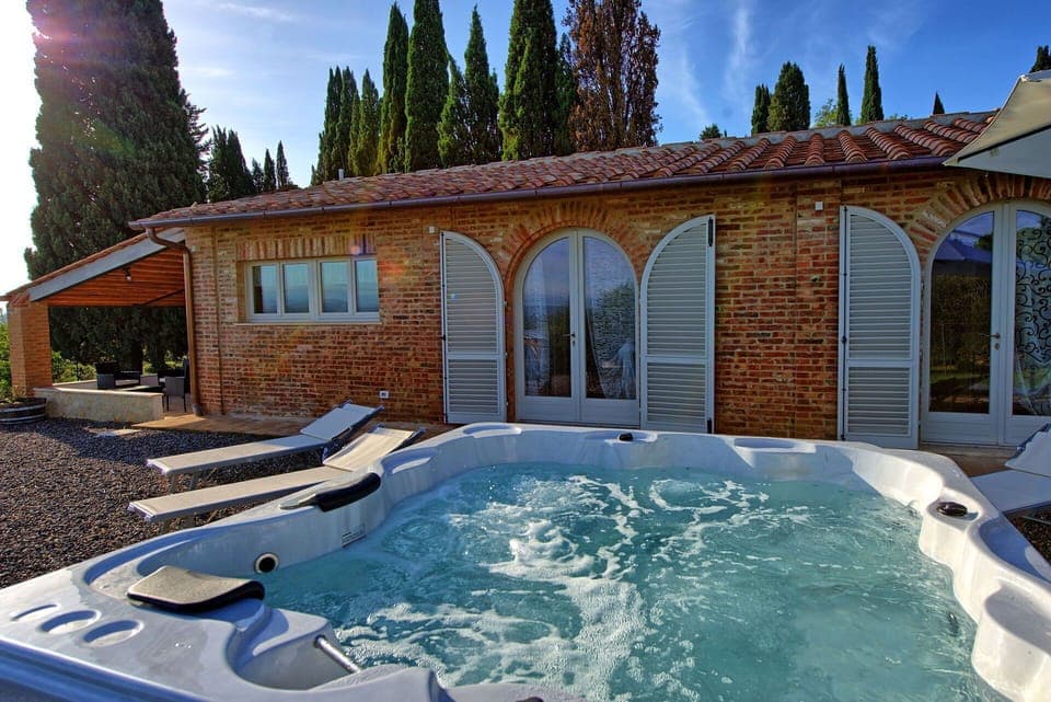 Building Exterior, Hot Tub, Outdoor