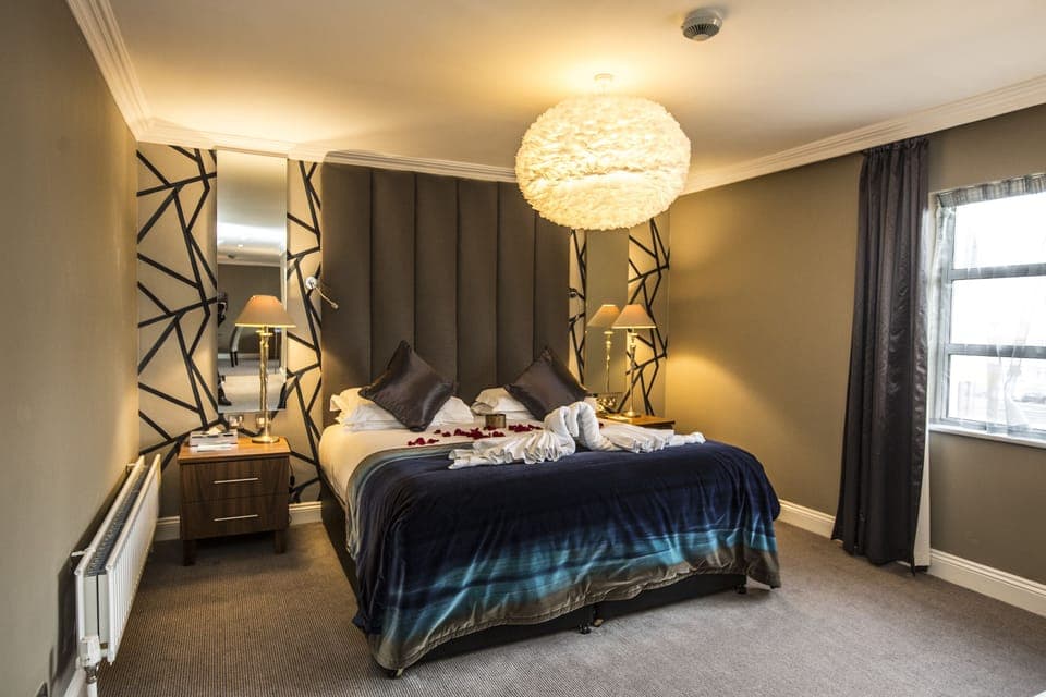 Suite | In-room safe, desk, blackout drapes, iron/ironing board