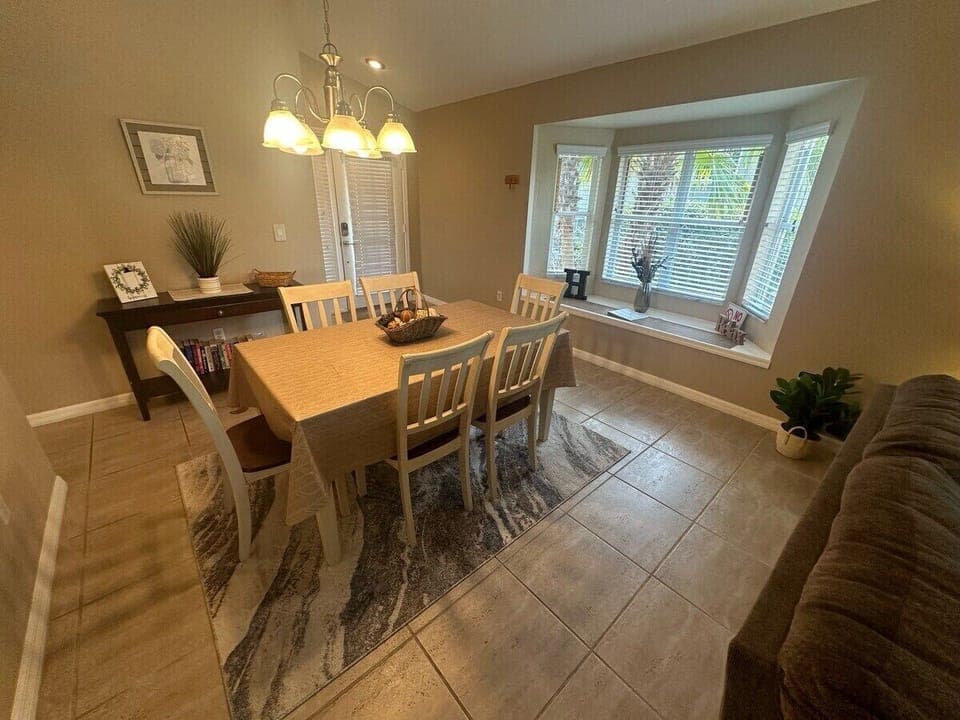House, Multiple Beds, Pool Access, Pool View | Dining