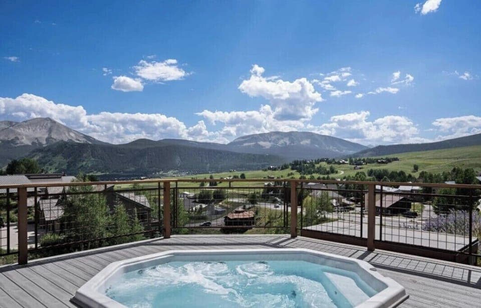 Best hot tub view in CB!  Condominium's community 10 person hot tub and grill.  