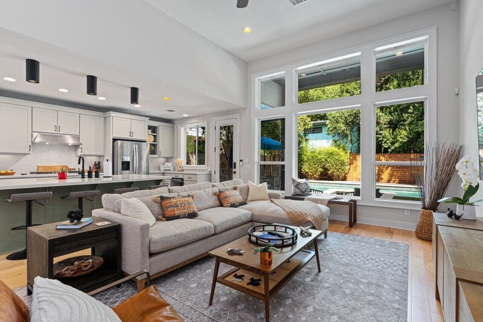 Bright living area with large windows overlooking the pool, ideal for relaxing.