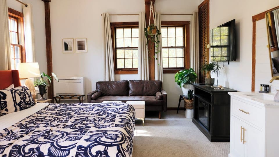 Comfort Double Room | Individually decorated, individually furnished, blackout drapes