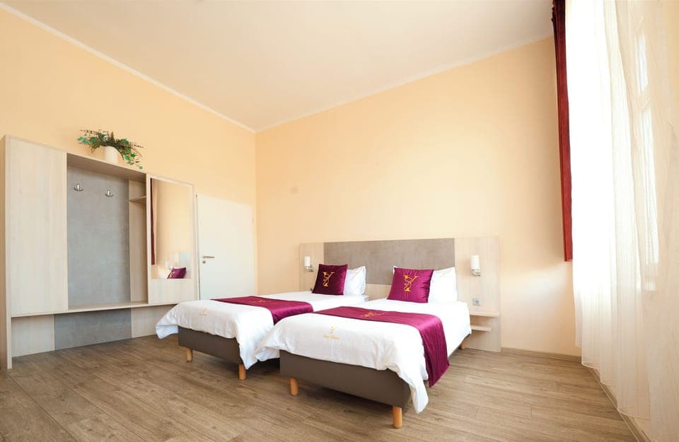 Twin Room | Desk, soundproofing, free WiFi, bed sheets