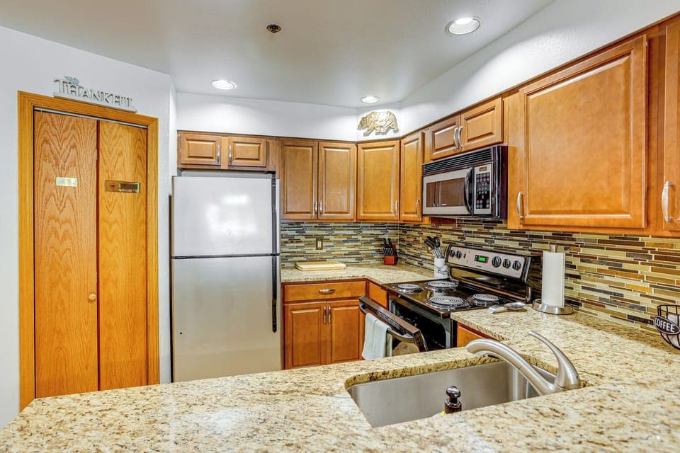 Kitchen | Single-Story Unit | 4th-Floor Condo
