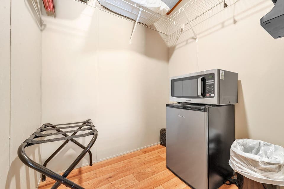 Room, 1 Bedroom | Private kitchen | Fridge, coffee/tea maker