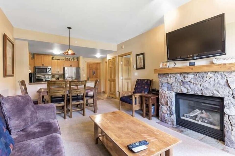 Condo, 2 Bedrooms | Living area
