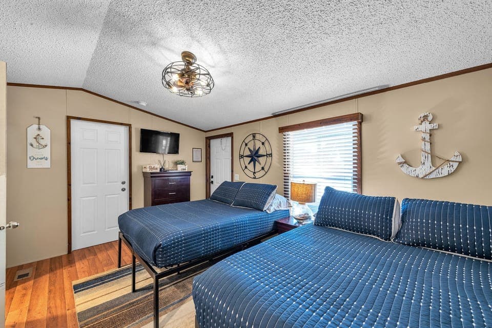 Indoors, Home Decor, Furniture, Screen, Bed