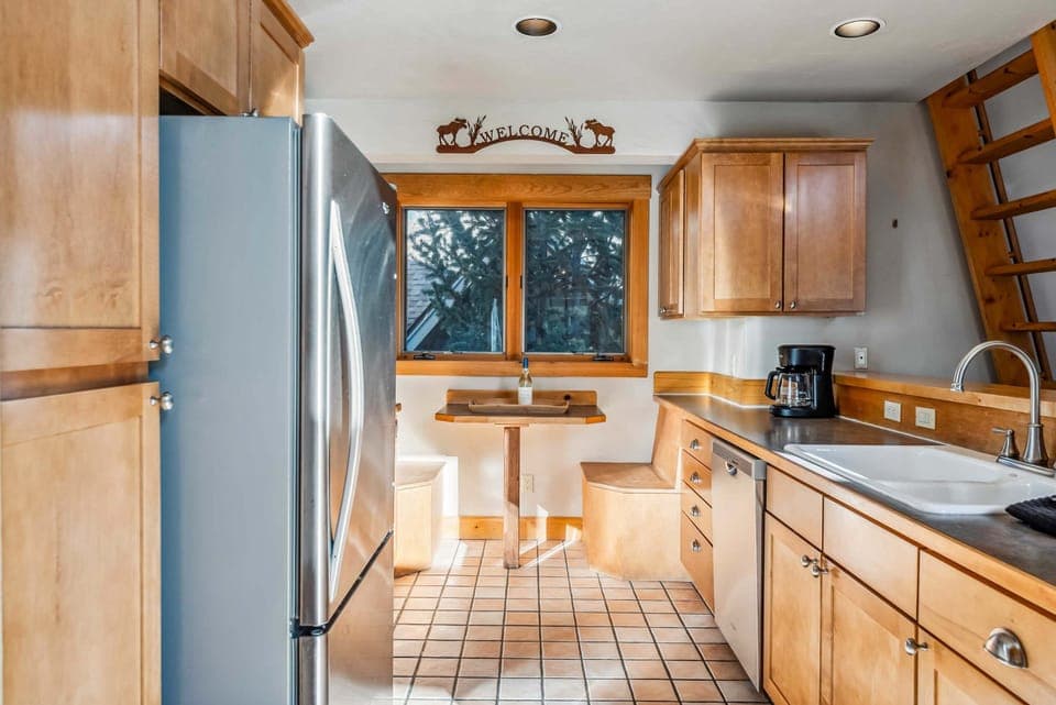Kitchen: Well-equipped kitchen, updated appliances, drip coffee maker, kitchen island w/2 barstools, breakfast nook w/bench seats
