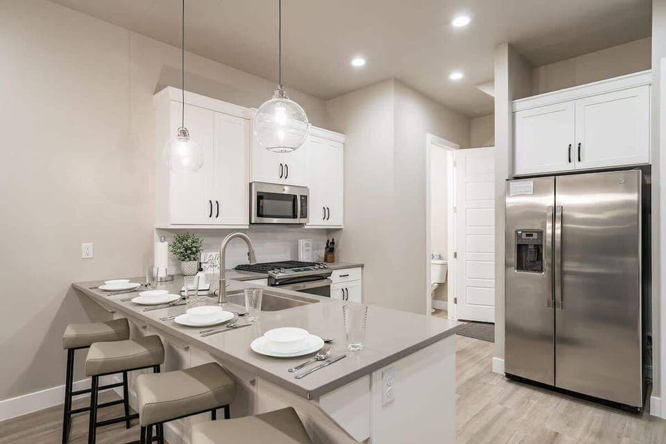 30 - Beautiful fully-stocked kitchen with bar seating for 4