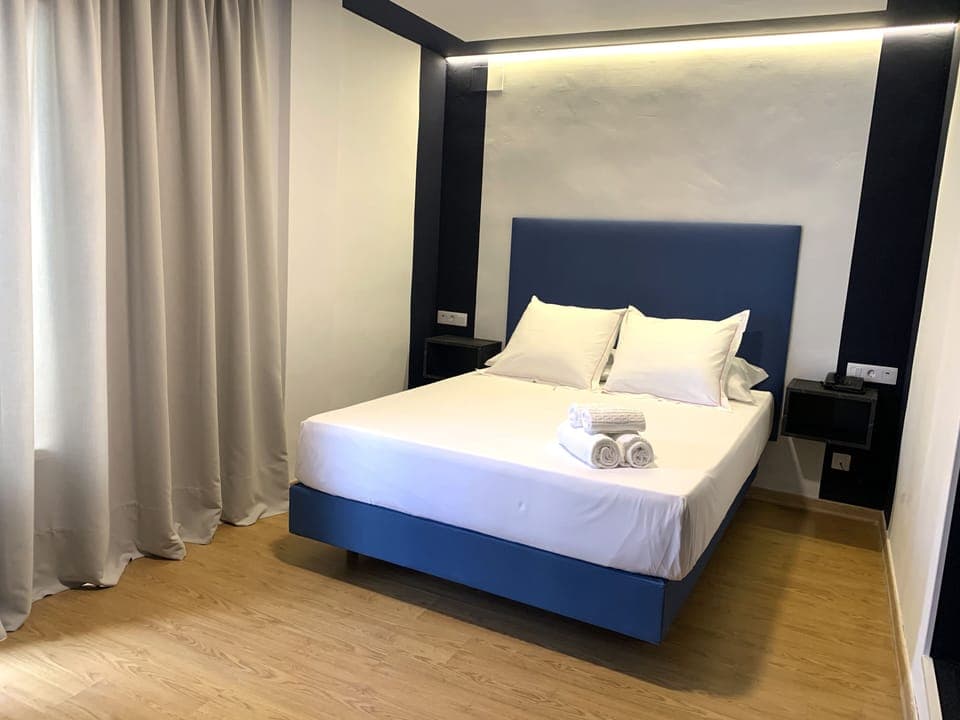 Desk, soundproofing, free WiFi, bed sheets